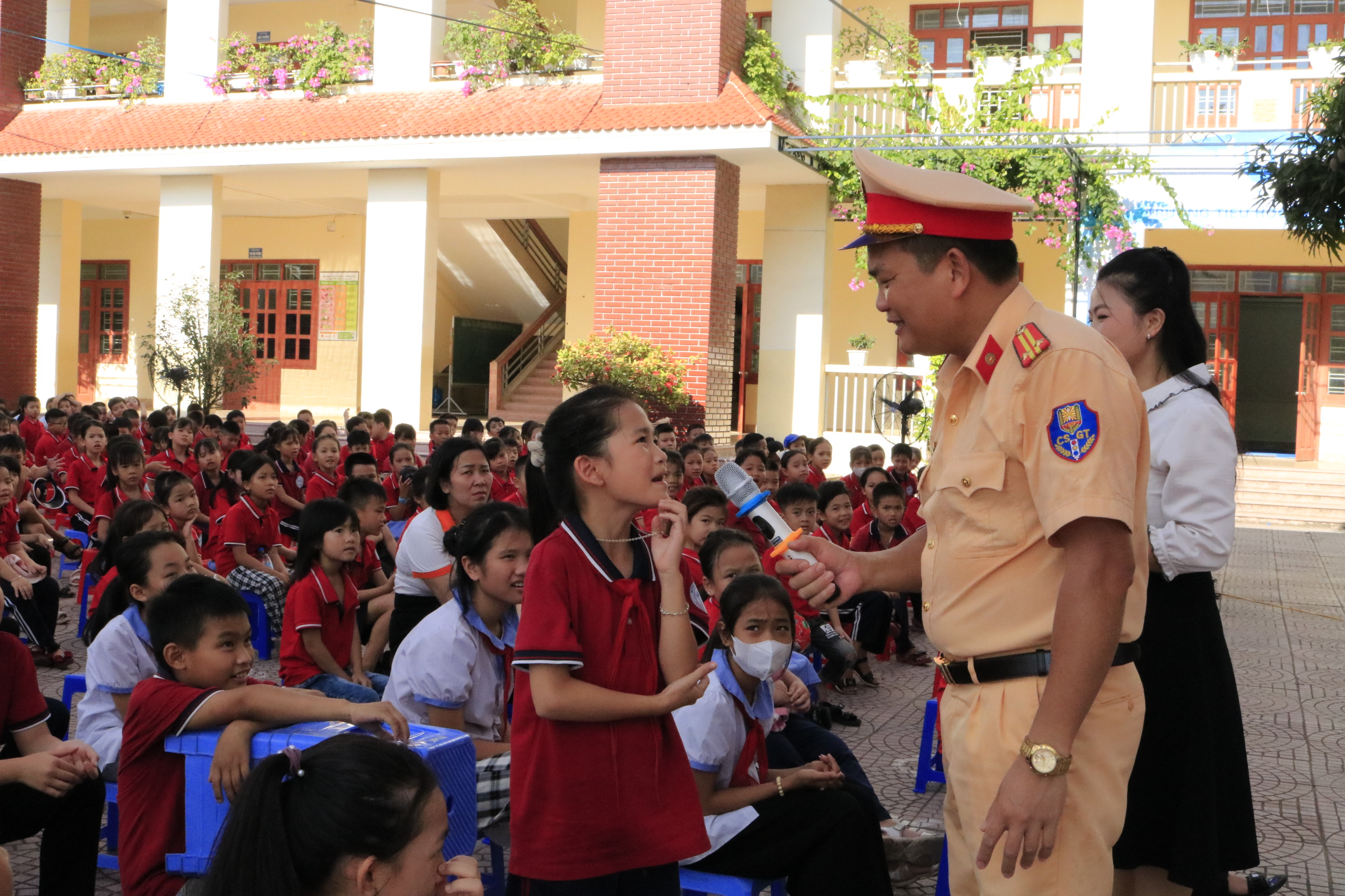 Tuyên truyền ATGT và phòng chống bạo lực học đường cho hơn 500 học sinh Trường Tiểu học Trung Hà (Thủy Nguyên )